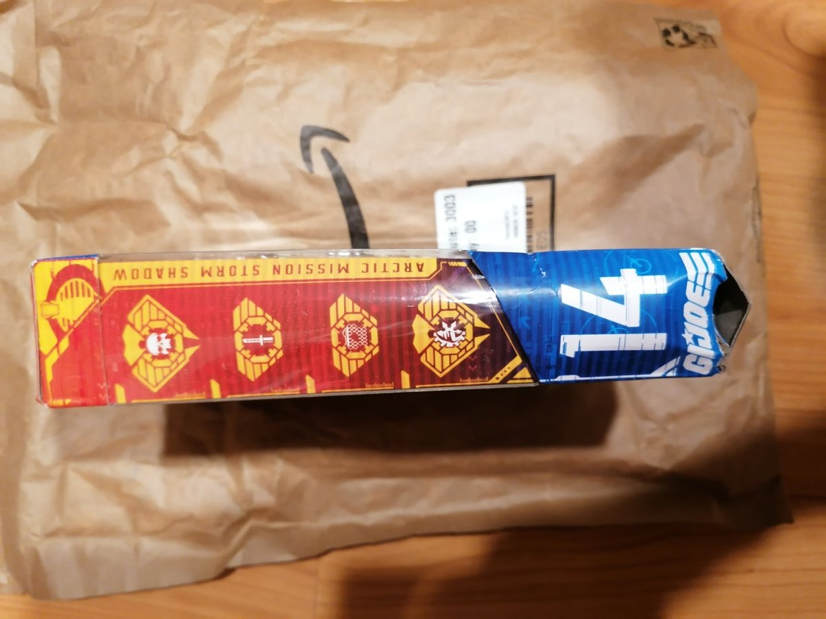 Ulic80's tweet photo. @amazon @AmazonHelp do you think this is normal?? Is An Amazon Exclusive Item poorly packaged to costumer  the right way for you? https://t.co/lRr67bIqLs