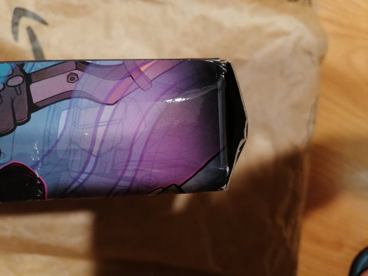 Ulic80's tweet photo. @amazon @AmazonHelp do you think this is normal?? Is An Amazon Exclusive Item poorly packaged to costumer  the right way for you? https://t.co/lRr67bIqLs