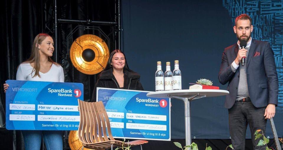 bjornsonfest's tweet photo. En eventyrlig FESTIVAL er over!
Tusen hjertelig takk til alle som bidro med kunnskap, formidlingsevne, kvalitet og engasjement, 
til alle våre fantastiske frivillige, støttespillere og PUBLIKUM.
48 arrangement, 4 500 billetter, 4900 som har fulgt oss på nett.
Foto: Øystein Eik https://t.co/Fvt7iuysqT