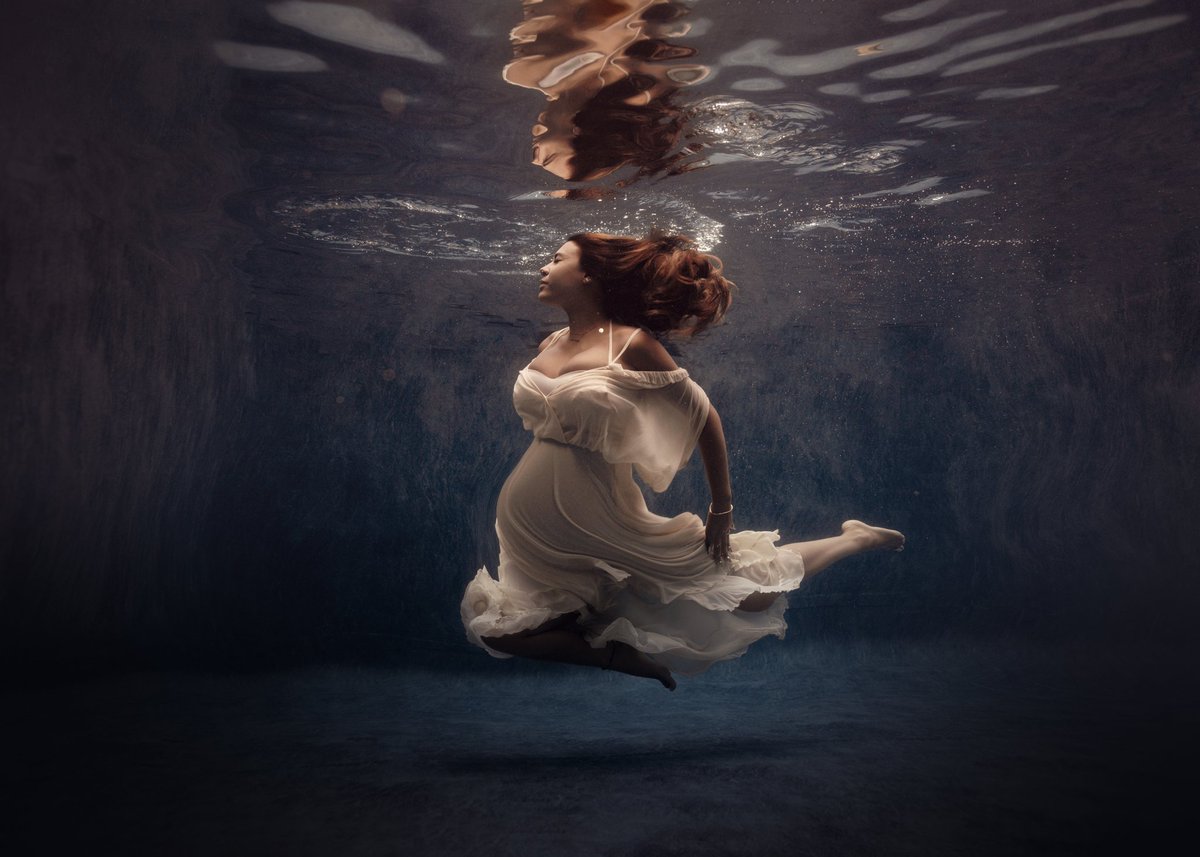 Pure 
“Le style est comme le cristal, sa pureté fait son éclat “ 

#shooting #pregnancy #shootingsousleau #instapic #inspiration #tableau #art #allislove #djadja 

📸 photographe: @emiliezangarelli 
🛠mise en place: <a href="/AnAlluring/">Kira</a>