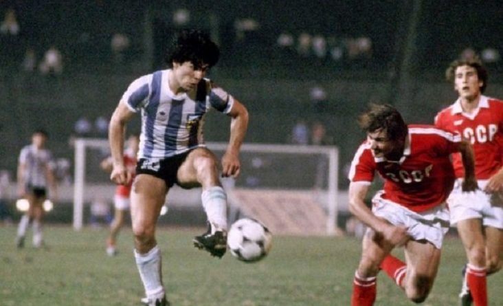 Seebamolina's tweet photo. #UnDiacomoHoy pero de 1979

#Argentina 🇦🇷, dirigida por César Luis Menotti, se consagraba campeón mundial Sub 20, en Tokio. En la final venció 3-1 a la Unión Soviética, con los goles de Hugo Alves, Diego Maradona y Ramón Díaz. Último partido dirigido por Menotti en la selección. https://t.co/zzFQ2EQdag