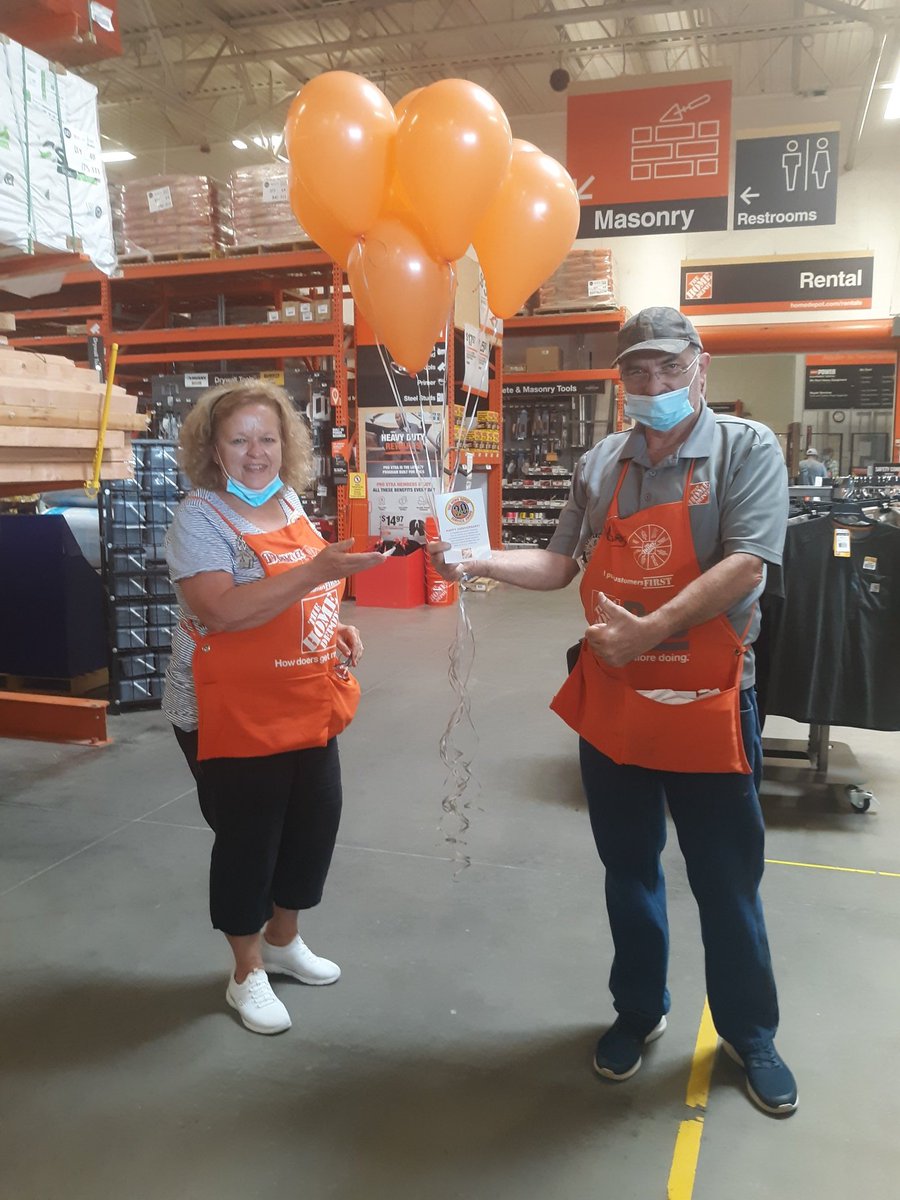 KeislerVicky's tweet photo. Recognizing George for his 20 years of service. We couldn't do it without dedicated supervisors like you!
@serenegar @hollytate122 @thdsandi @TowleGeorge @RobinLeonard71 https://t.co/NwsuGbJhrL