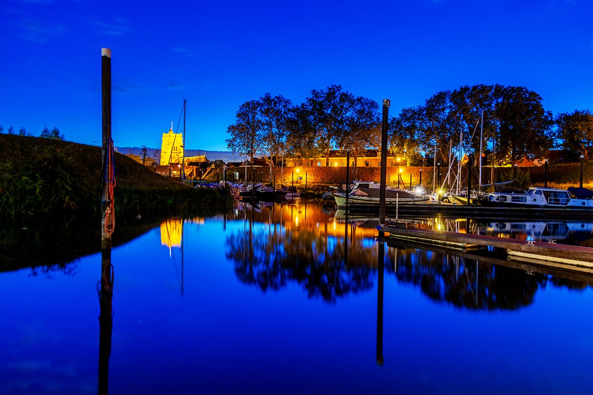 FotoWoudrichem's tweet photo. Momenteel wordt er gebaggerd in de haven van WSV #Woudrichem. Dat leverde kansen op voor een paar 'unieke' plaatjes. #TwilightZone https://t.co/5JxSHzLXaY