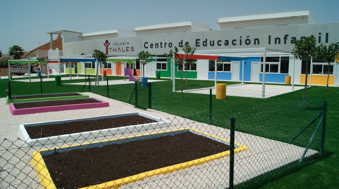 realturfoficial's tweet photo. Hoy compartimos este proyecto de instalación de césped artificial específico para zonas con niños en el Centro de Educación Infantil Thales. ¡Qué bonito ha quedado! Los peques disfrutarán de volver a ver a sus compañeros en un cole tan chulo con la garantía y seguridad #Realturf https://t.co/jDKaU2dDx1