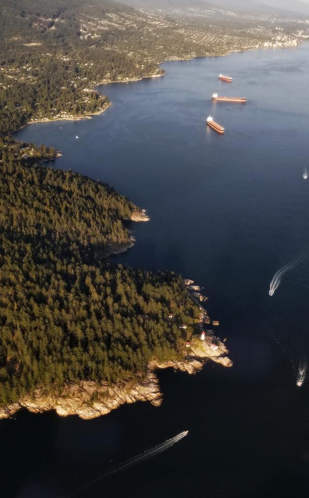 TrishJewison's tweet image. Over #LighthousePark in the @AM730Traffic Eye in the Sky. 🚁 #Vancouver #WestVan #YVR #helicopterlife @GlobalBC @CKNW