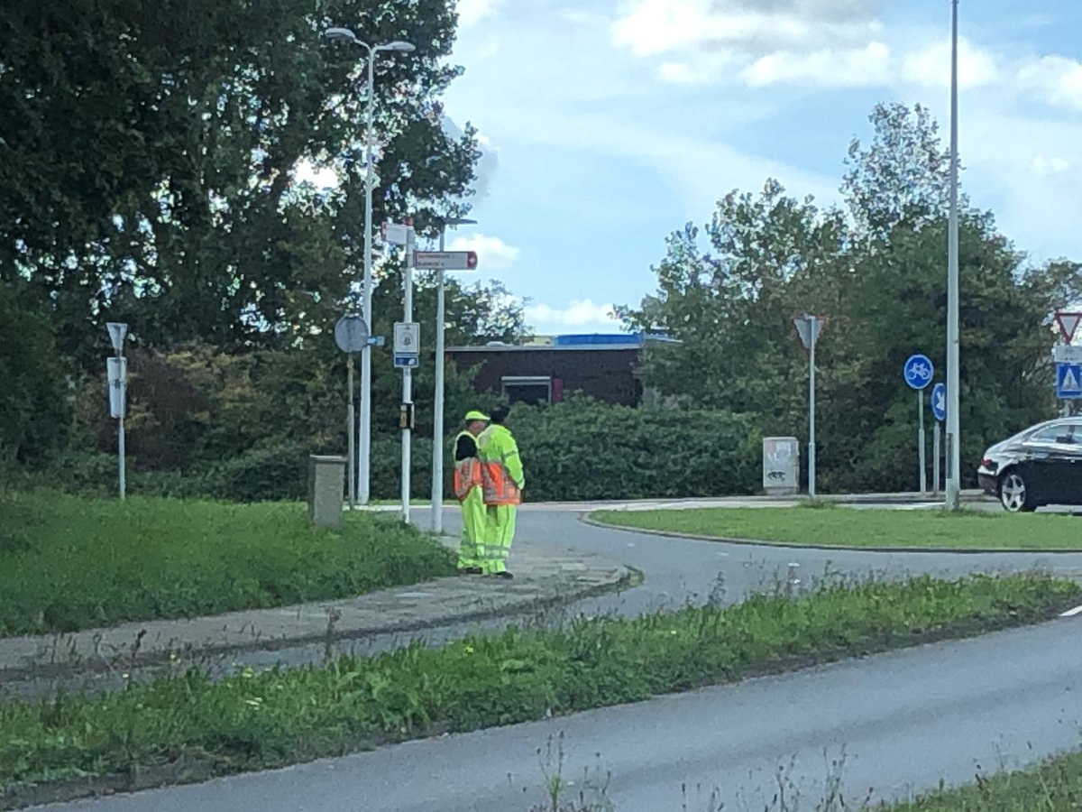 Denplu's tweet photo. @GemeenteLeiden kunnen jullie mij misschien vertellen wat deze 3 verkeersregelaars al een gehele week moeten doen op de rotonde Stevenshofdreef/Dobbedreef in de Stevenshof? 

Is dit niet een beetje kapitaalvernietiging???? Vooral in het weekend? https://t.co/GnlvR8neEJ