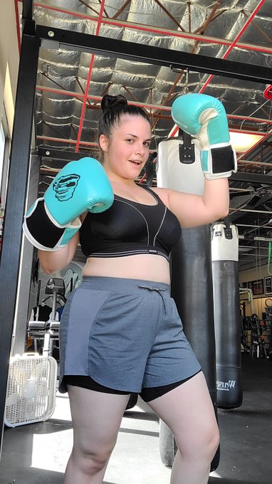 It's BEAT UP BOYS o'clock  workout ▪︎ boxing gloves ▪︎ dominatrix https://t.co/kgzEjq6MvT<a href="/tag/latex"class="tags"><span>#latex</span></a>