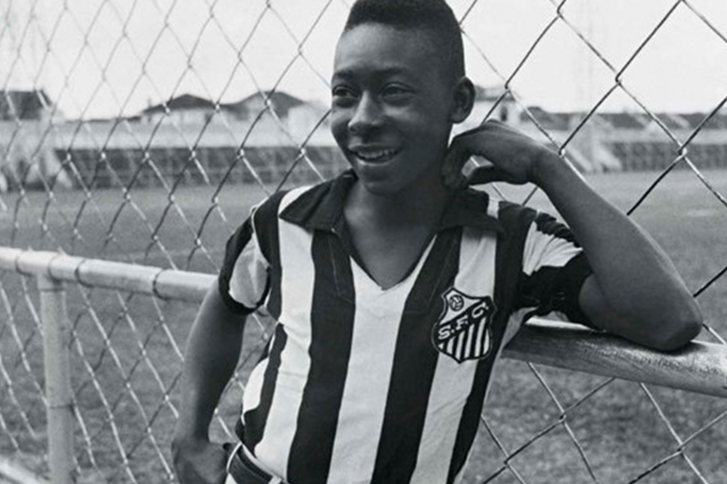Seebamolina's tweet photo. #UnDíaComoHoy pero de 1956...

Aún no había cumplido 16 años, pero Pelé debutaba en el equipo de primera del #Santos 🇧🇷. Su equipo le ganó 7 a 1 al Corinthians de Santo André y él marcó el sexto gol. https://t.co/NjNDDNm2Ag