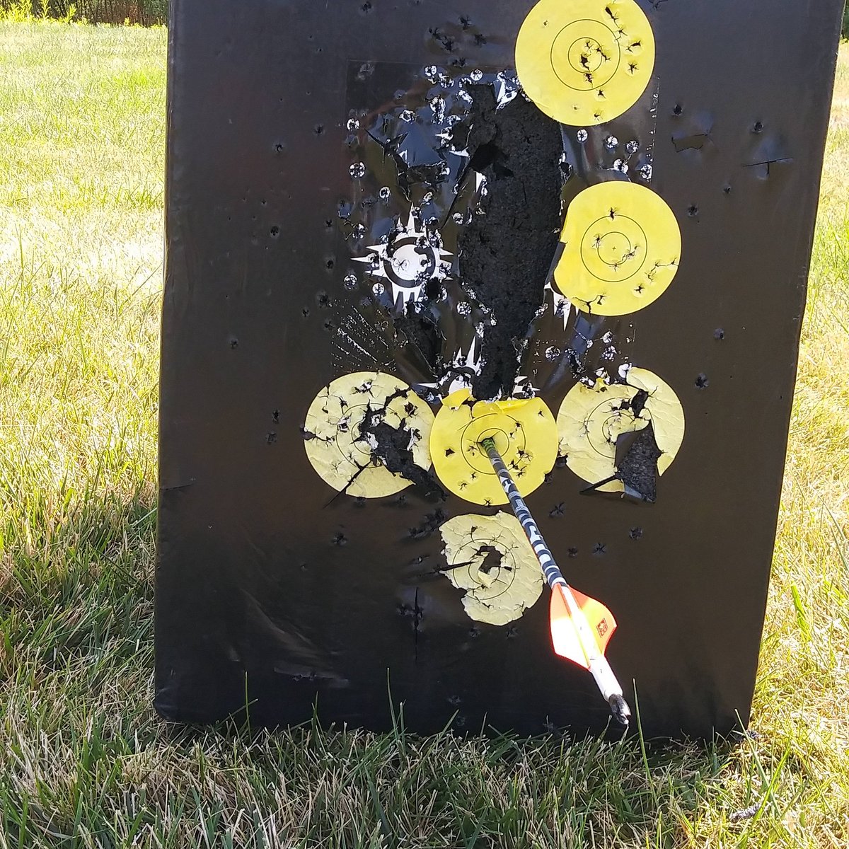 ELandmeier's tweet photo. #BOOM 40yds with blades. #BHOD #mathewsarchery #thwack #halon32 https://t.co/KUQsD5YGc1