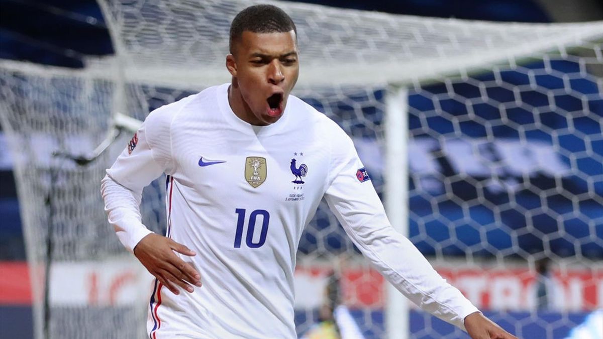 GoalzNow's tweet photo. Kylian Mbappe has tested positive for coronavirus. the PSG forward and France talisman has been isolated from the squad😭😭😭 https://t.co/KHVbYmG8bT