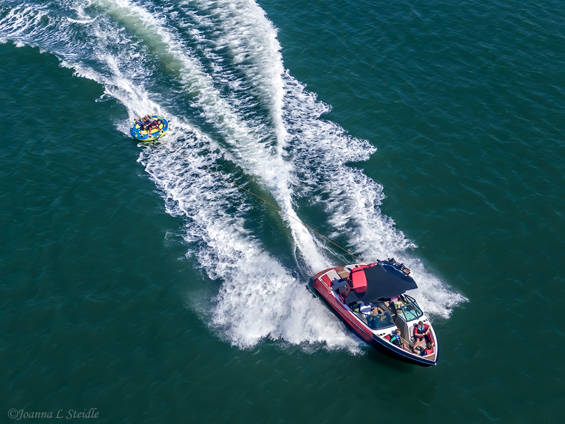 HamptonsDrone's tweet photo. It's a great day for chasing boats.....Peconic Bay Southampton Today #hamptons #HappyLaborDay #LongIslan #boating @GarofaloWX @SamanthaAugeri @pcavlin @Livestormchaser @StormHour @RealSaltLife @BoatingOnLI @LIBoatBuyers @TWLINews @longisland @Hamptons @PecBaykeeper https://t.co/wuANLlNWi9