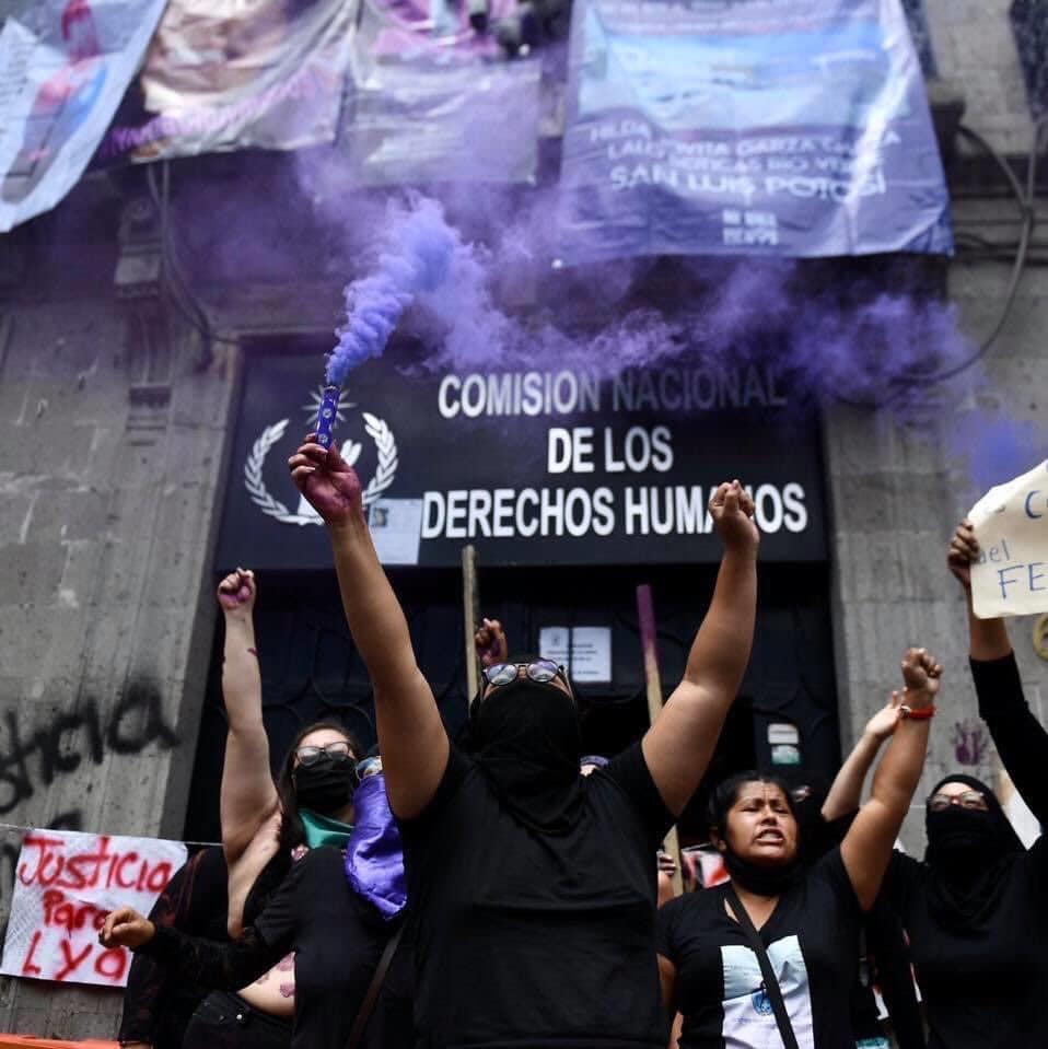 NoTeCallesMor's tweet image. Como no se nos va a enchinar la piel con estas fotografías, cómo estas morras no nos van a dar esa esperanza de JUSTICIA que el sistema no ha podido garantizarle a todas las niñas, adolescentes y mujeres de México.

¡Gracias morras, gracias por poner sus cuerpos, su corazón! 🔥💜