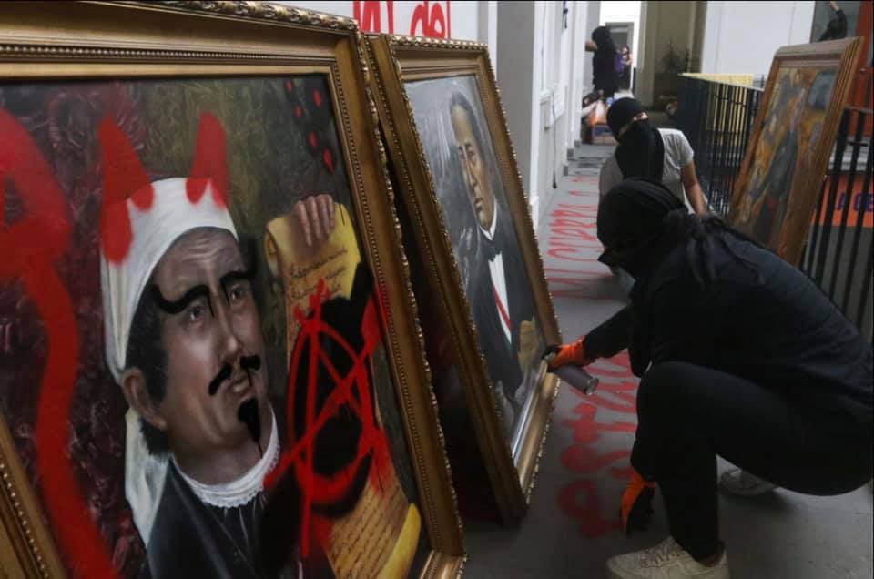 NoTeCallesMor's tweet image. Como no se nos va a enchinar la piel con estas fotografías, cómo estas morras no nos van a dar esa esperanza de JUSTICIA que el sistema no ha podido garantizarle a todas las niñas, adolescentes y mujeres de México.

¡Gracias morras, gracias por poner sus cuerpos, su corazón! 🔥💜