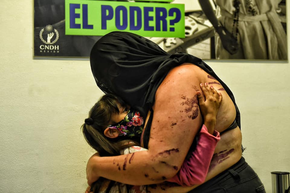 NoTeCallesMor's tweet image. Como no se nos va a enchinar la piel con estas fotografías, cómo estas morras no nos van a dar esa esperanza de JUSTICIA que el sistema no ha podido garantizarle a todas las niñas, adolescentes y mujeres de México.

¡Gracias morras, gracias por poner sus cuerpos, su corazón! 🔥💜