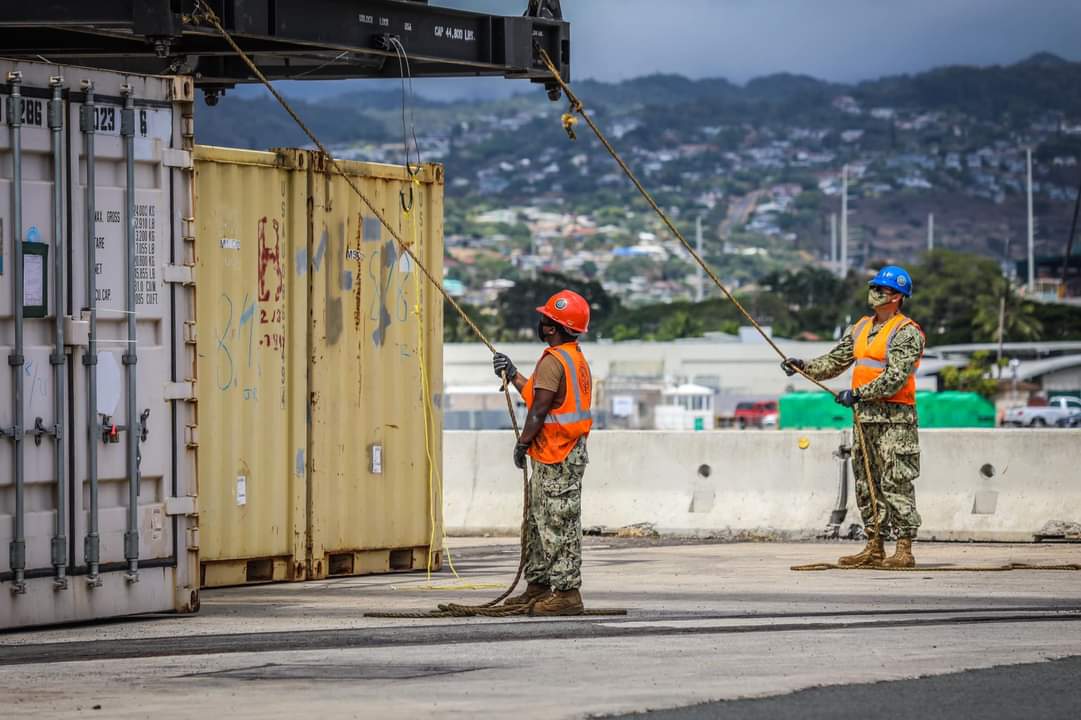 25thID's tweet photo. #PortOps 
With the help of those in the local community and contractors, the #Gimlets shipped off their equipment to Fort Polk. Clean and functioning, their vehicles and equipment are ready to use at max capacity at JRTC

 #TropicLightning #StrikeHard #AmericasPacificDivision https://t.co/89njqfb31A