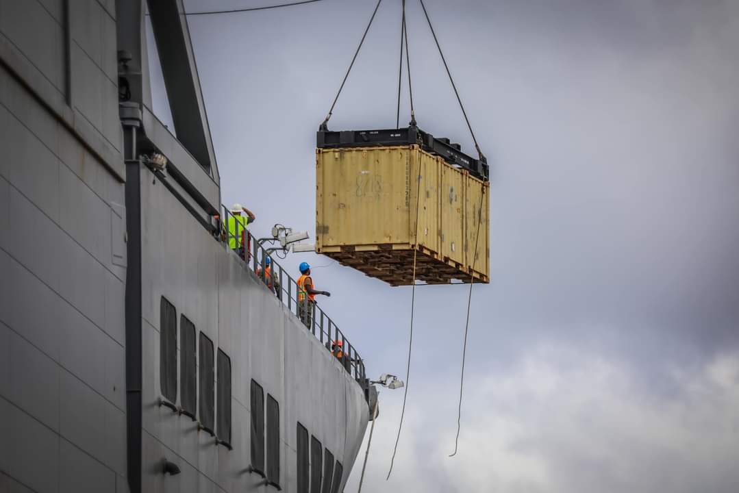 25thID's tweet photo. #PortOps 
With the help of those in the local community and contractors, the #Gimlets shipped off their equipment to Fort Polk. Clean and functioning, their vehicles and equipment are ready to use at max capacity at JRTC

 #TropicLightning #StrikeHard #AmericasPacificDivision https://t.co/89njqfb31A