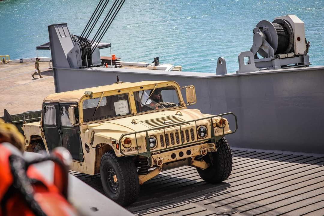 25thID's tweet photo. #PortOps 
With the help of those in the local community and contractors, the #Gimlets shipped off their equipment to Fort Polk. Clean and functioning, their vehicles and equipment are ready to use at max capacity at JRTC

 #TropicLightning #StrikeHard #AmericasPacificDivision https://t.co/89njqfb31A