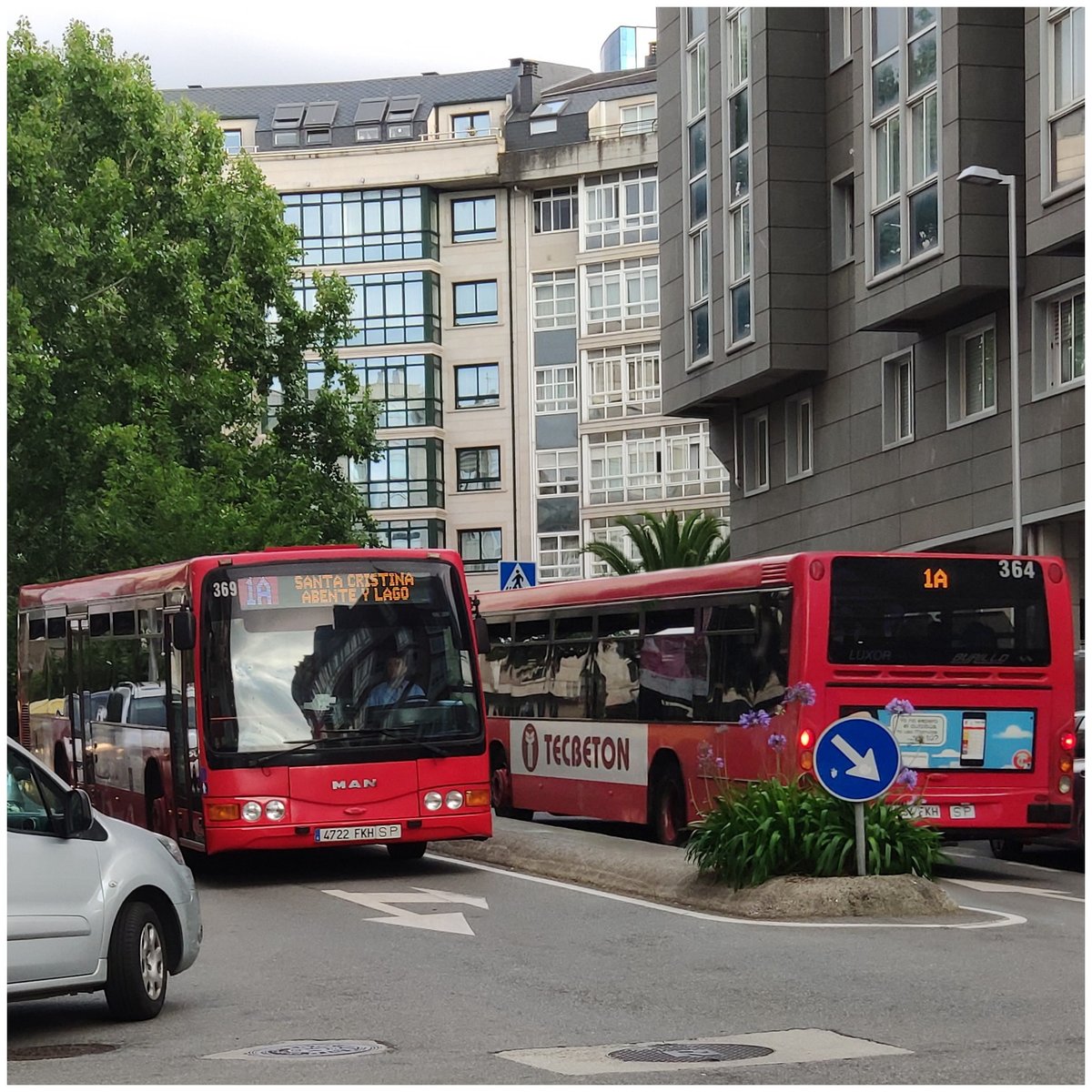 BlogBusurbano's tweet image. Además, seguro que no se trata de un bus de la #Lín1A, como alguien podría pensar (por proximidad a #Eirís #Xuxán).

Y es que últimamente los buses articulados de la #Lín1A han "emigrado" a la #Lín6... y se han asentado los rígidos hasta #SantaCristina.

instagram.com/p/CEovrHGi-C1/…