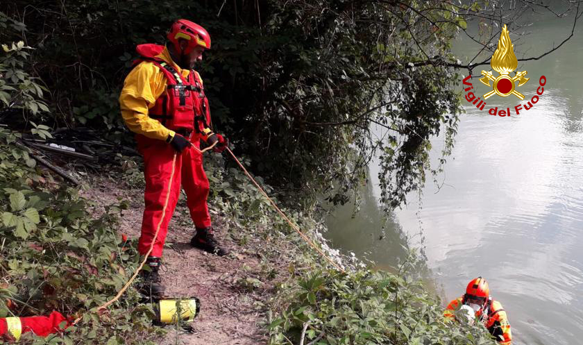 vvfveneto's tweet photo. #7settembre 16:30 #Vigodarzere(PD), cade nel fiume #Brenta mentre pedala con la bicicletta lungo l’argine: il marito subito dietro da l’allarme. La donna recuperata dall’acqua dai soccorritori acquatici dei #vigilidelfuoco e presa in cura da @SUEM_Veneto #soccorsiquotidani https://t.co/8J482wKFxm