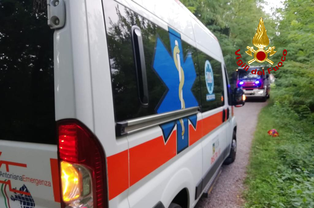 vvfveneto's tweet photo. #7settembre 16:30 #Vigodarzere(PD), cade nel fiume #Brenta mentre pedala con la bicicletta lungo l’argine: il marito subito dietro da l’allarme. La donna recuperata dall’acqua dai soccorritori acquatici dei #vigilidelfuoco e presa in cura da @SUEM_Veneto #soccorsiquotidani https://t.co/8J482wKFxm