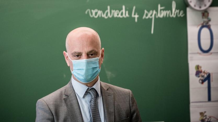 franceinfo's tweet photo. Coronavirus : le gouvernement "travaille sur un congé parental en cas de fermeture d'école", assure Blanquer
https://t.co/5EGT3jAYLD https://t.co/rHAsV7nN7A