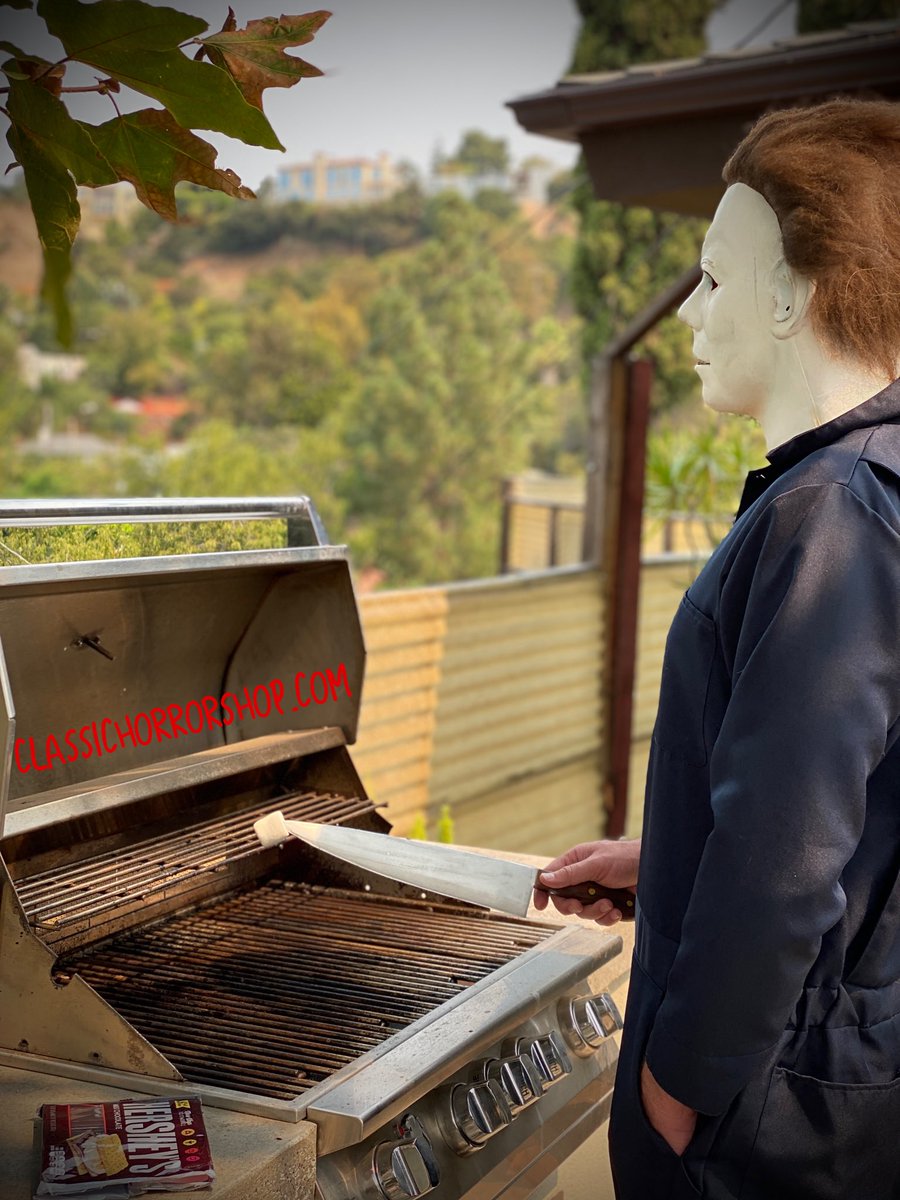 ClassicHorrorSh's tweet photo. Grillin’ and chillin’ for labor day 🔪🔪
#michaelmyers #michaelmyersmonday #michaelmyersmask #halloween #laborday #halloweenmovies #monday #horror #horrormovies #horrorfan #horrorfamily #smores #grilling #grillingandchilling #prop #knife #dessert #classichorror #classichorrorshop https://t.co/nzUfHQAy5U