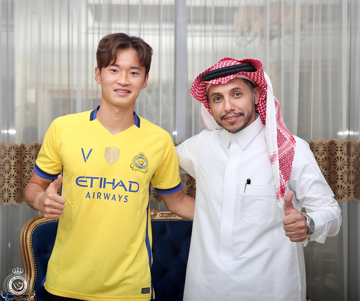 AlNassrFC's tweet photo. رسمياً ☑️
وقع رئيس نادي #النصر الدكتور صفوان السويكت "قبل قليل" عقداً رسمياً مع النجم الدولي الكوري الجنوبي كيم جين سو 🤩
وذلك بعقد يمتد لسنتين .
متمنين له التوفيق مع ناديه ⁧#العالمي⁩ 💛
#معاك_يانصر https://t.co/jeTsIHLuxf