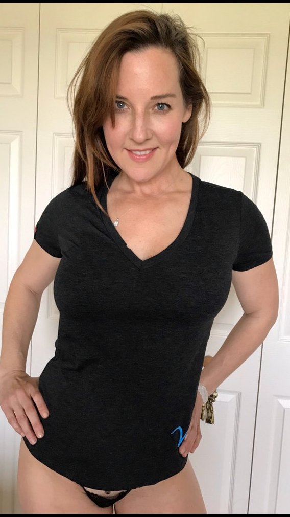 vickisthong's tweet photo. Deep V fun ! Soft with Vgull logo, it'll be your fav top ❤️
Thanks to the beautiful @DutchessAnastac for showing off !
#vickisdeepvtee #vickisfunwear #freeshipping #vheart #vgirl #vheartfun #visitthestand #stillamystery #sunyourbuns #funwithfriends #goodvibes #music #BeSafe https://t.co/lStRzD9tt6