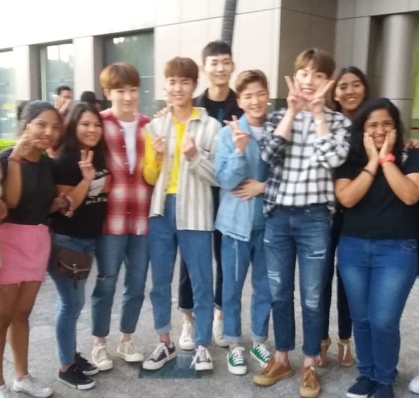 yulistar_JB's tweet photo. Un año de esta foto... 
Me pregunto si volverá el día en que pueda verlos sea a cara. 
Aún si ese día no se da, los apoyaré eternamente.
#W24 #Every #EveryEcuador #W24InEcuador #StayAMomentTour #SUPPORTFORW24 @Band_W24hours https://t.co/Kwzqqx2Kh2