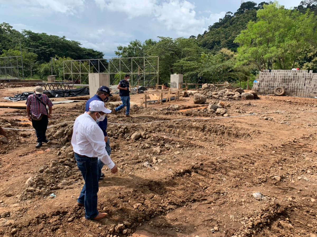 Xn0wZ503's tweet photo. Junto al Ingeniero Edgar Bonilla, Alcalde supervisamos la remodelación del polideportivo que contará con cancha de fútbol playa, gimnasio, y cancha de básquetbol, juegos infantiles,skate  park y pista  de patinaje. El monto de la obra asciende a 600 mil dólares. https://t.co/vHNz0tk73E
