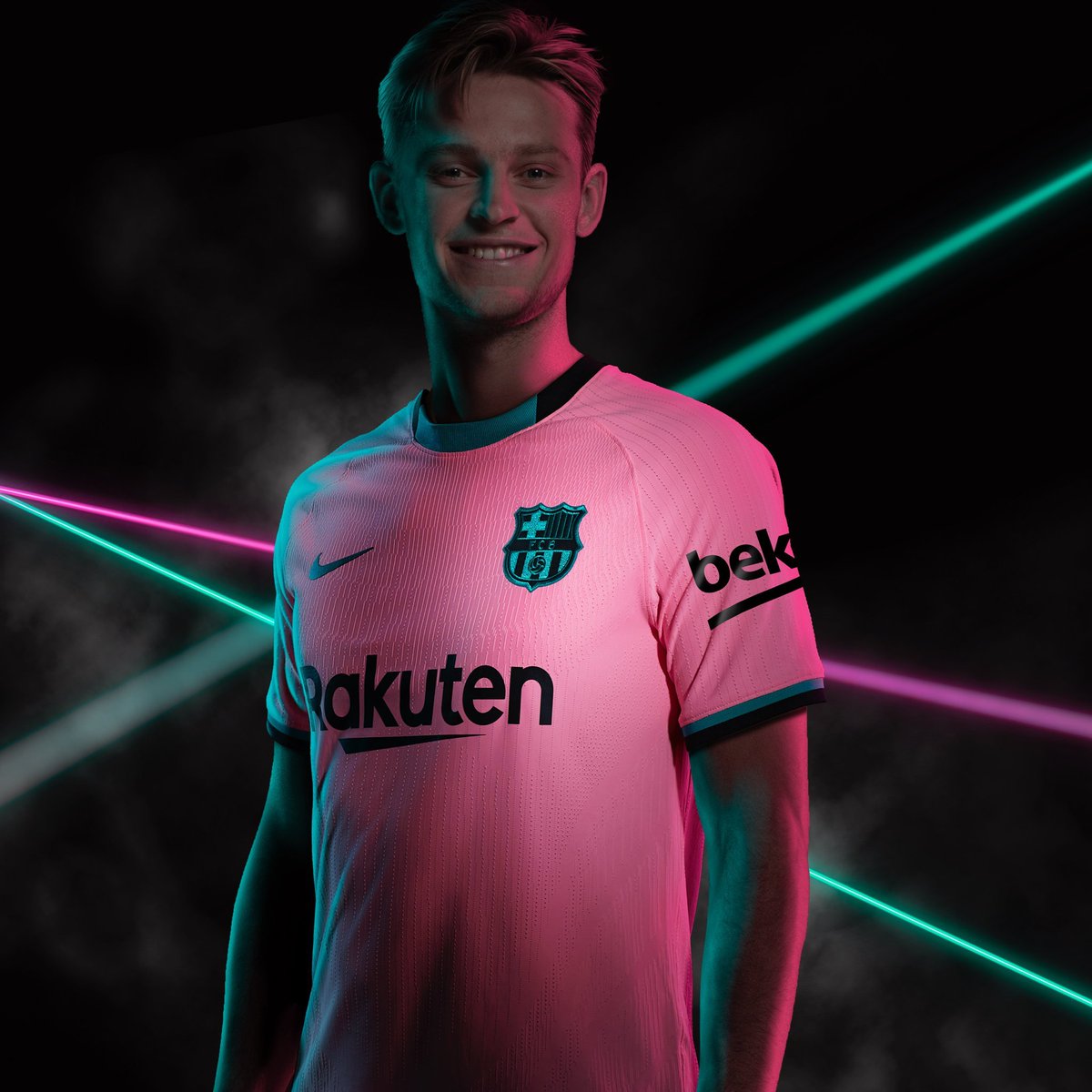 sport's tweet photo. 💥 El Barça presenta su nueva tercera equipación 🔵🔴 

🧐 ¿Te gusta el diseño?

🔄 Sí 
❤️ No https://t.co/r9rB53cT75