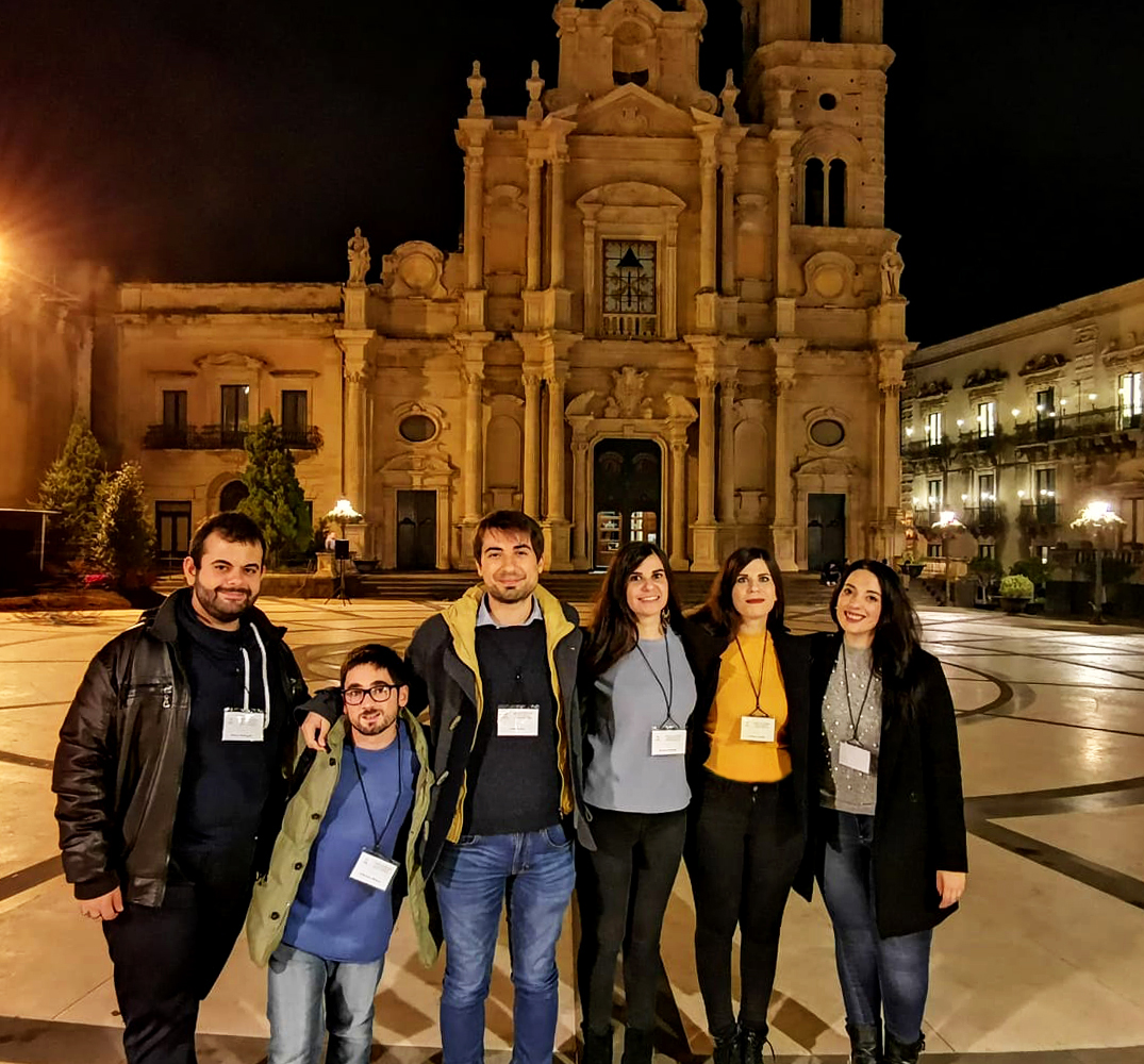 Stoà Sicula compie il primo anniversario! 🎂
Quest'anno abbiamo cercato di fare del nostro meglio nonostante le difficoltà. Abbiamo realizzato diverse attività con passione, entusiasmo e impegno che speriamo di rinnovare portando avanti la nostra missione culturale ❤️