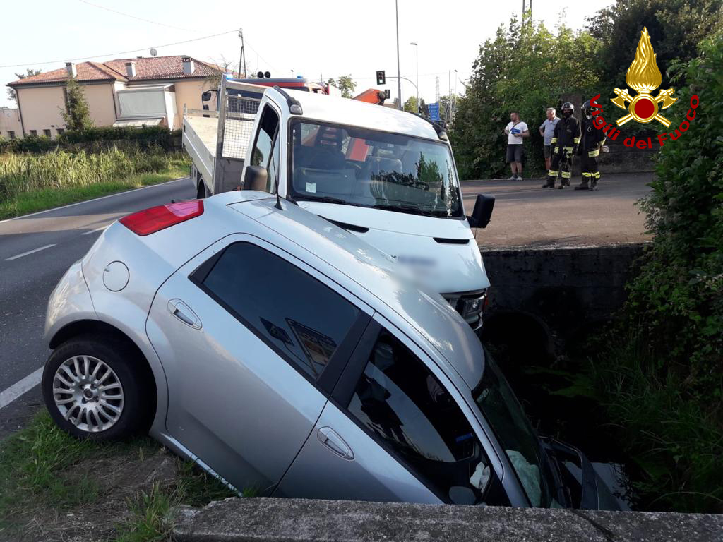 vvfveneto's tweet photo. #7settembre 17:00 #PiombinoDese(PD), #incidente  tra un’auto e un camioncino furgonato che finiscono in un fossato: due feriti. Intervento di soccorso #vigilidelfuoco @SUEM_Veneto #soccorsiquotidiani #allaguidanondistrarti https://t.co/9RSaeIBWOo