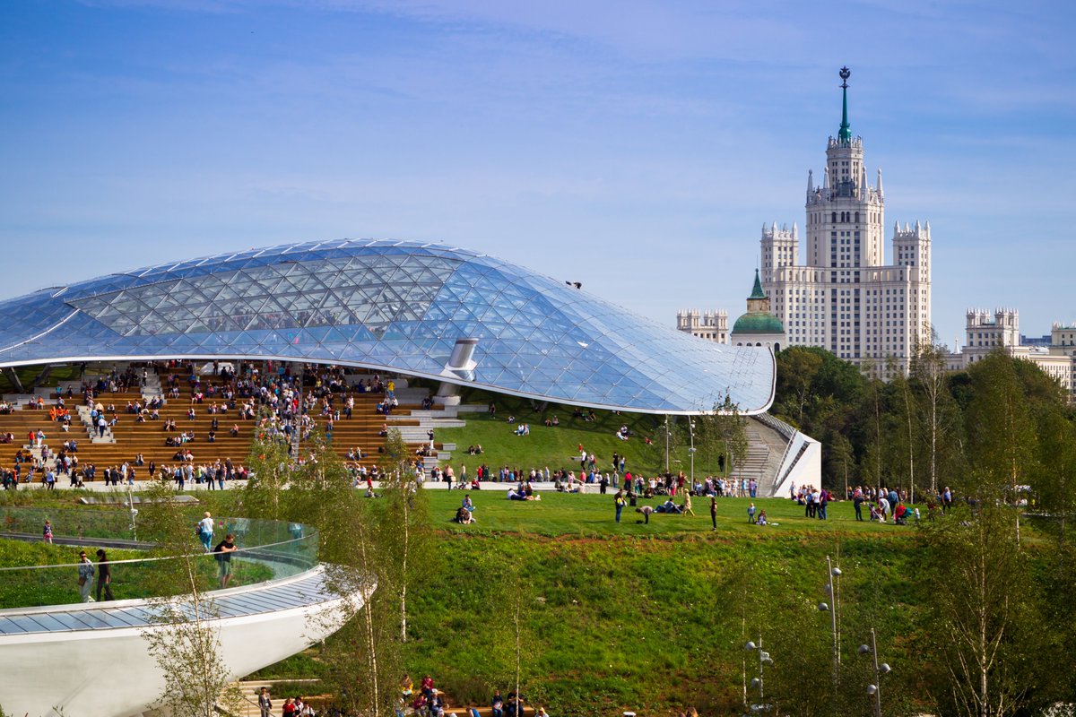 dedioseditores's tweet photo. El Parque Zaryadye, inaugurado a fines del 2017, es una de las novedades urbanísticas más interesantes de Moscú, y en su interior conviven las antiguas capillas de Ulitsa Varvarka con el diseño vanguardista del puente flotante sobre el río Moskva https://t.co/x3HxmUjkVi
