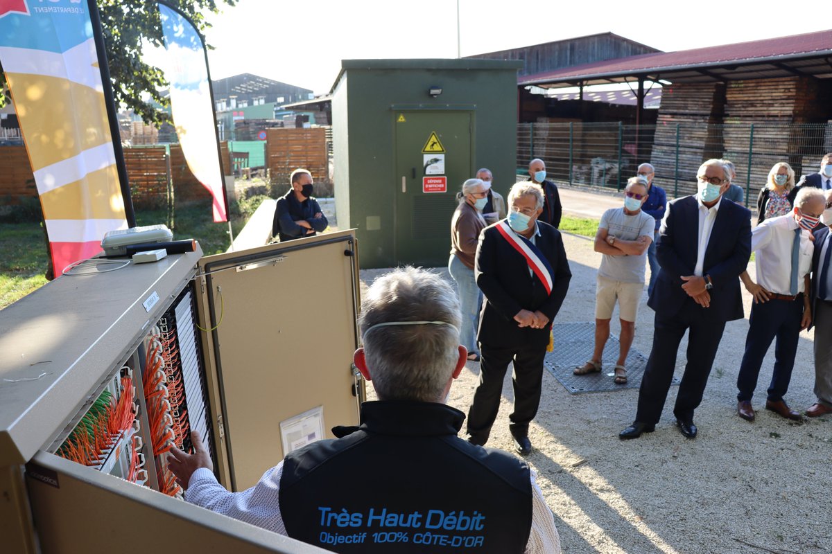 Sauvadet's tweet photo. Le déploiement du #numérique dans nos territoires est une révolution historique aussi importante que l’arrivée de l’électricité. Et le @cd_cotedor s’engage pleinement : c’est un investissement de 2,1 millions d’euros du #Département pour 19 communes. https://t.co/UrMlYNR6dJ