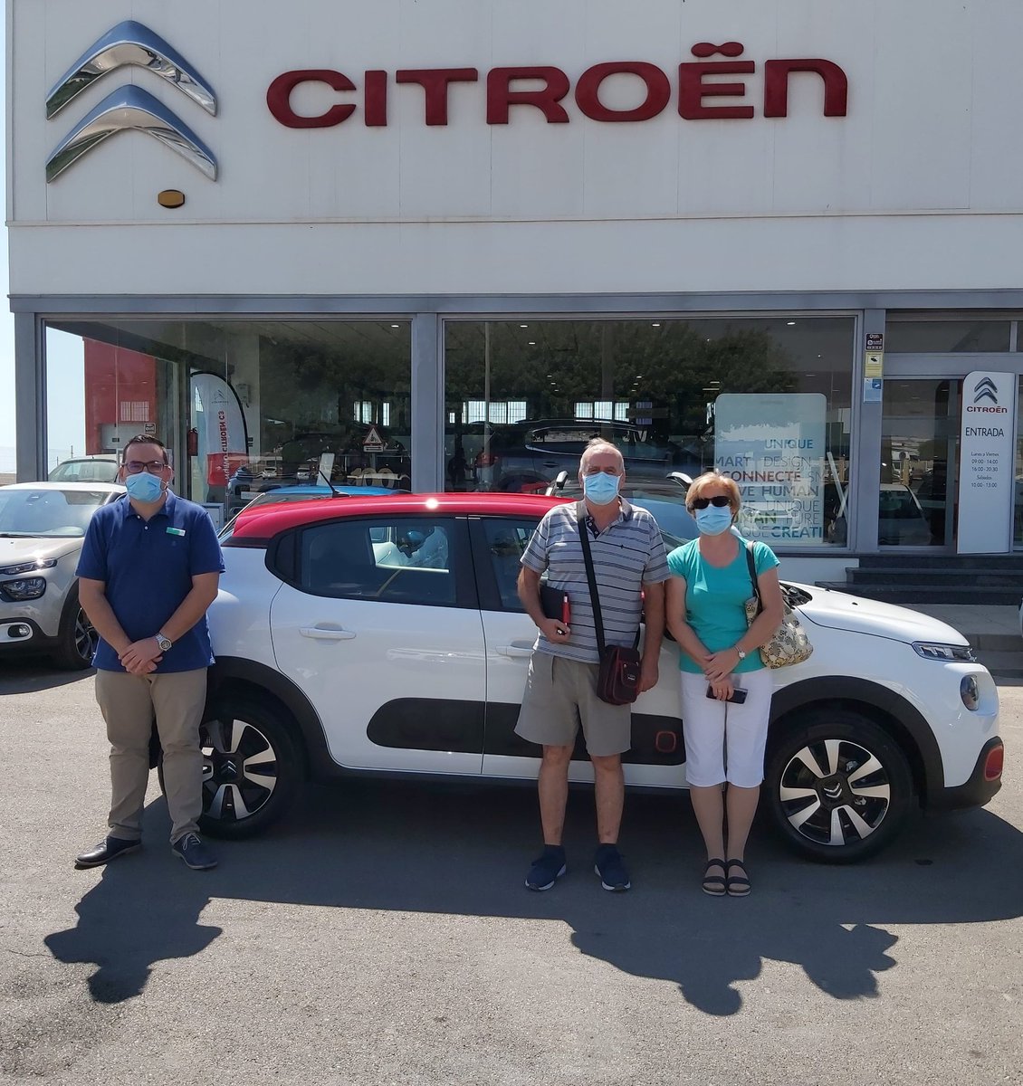 EjidoMotor's tweet photo. 🏁 Arrancamos la semana con la entrega de este C3 a José Antonio y Mercedes. 🎁
Gracias por seguir confiando en #EjidoMotor para #estrenarcocheenAlmería. 😉
Vuelven a decir #MiCitroënesdeEjidoMotor. 😎
#MoveinSpain #LiquidacíonC3 #CitroënAlmería #ElEjido #RoquetasdeMar https://t.co/xki1acU23n