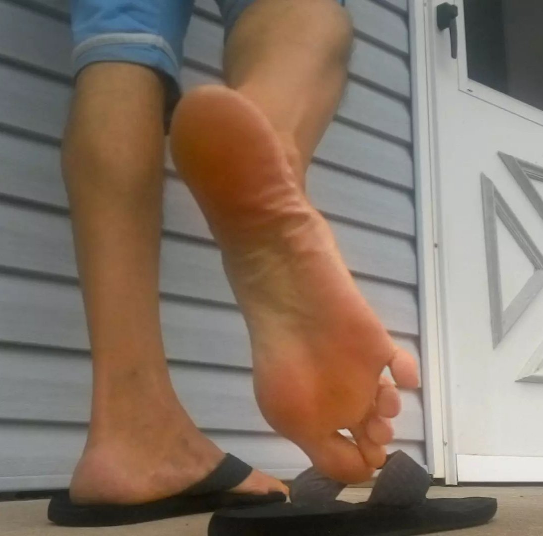 TheFootGod3's tweet photo. #malefeetcrush #malefeet #malefeetinflipflops #hotmalefeet #sweatyfeet #sweatysoles #lickthem https://t.co/oa4e64vyvR