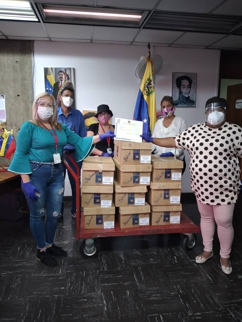 Maurorasu's tweet photo. Teniendo presente la atención a nuestros bachilleres d Bolívar, retiramos formatos de Títulos, en MPPE Caracas para 19.700 egresados Bachilleres generales y Técnicos Medios  2019-2020 de Bolívar, se entregarán a través de las instituciones de media
@GobJustoNoguera 
@MPPEDUCACION https://t.co/6pqMEunKv4