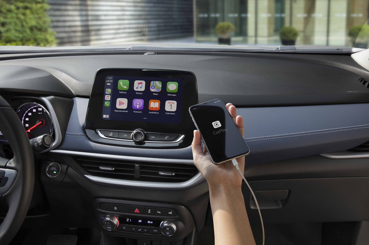 AutosyMas's tweet photo. En nuestro #TrackerTrip estamos probando el sistema de asistencia #OnStar de @Chevroletmexico, #ChevroletTracker tiene cargador inalámbrico para, conectividad Wi-Fi para hasta 7 dispositivos, pantalla táctil de 8”, Android Auto y Apple CarPlay para reproducir nuestra playlist!🎶 https://t.co/cKG3uP4GAK