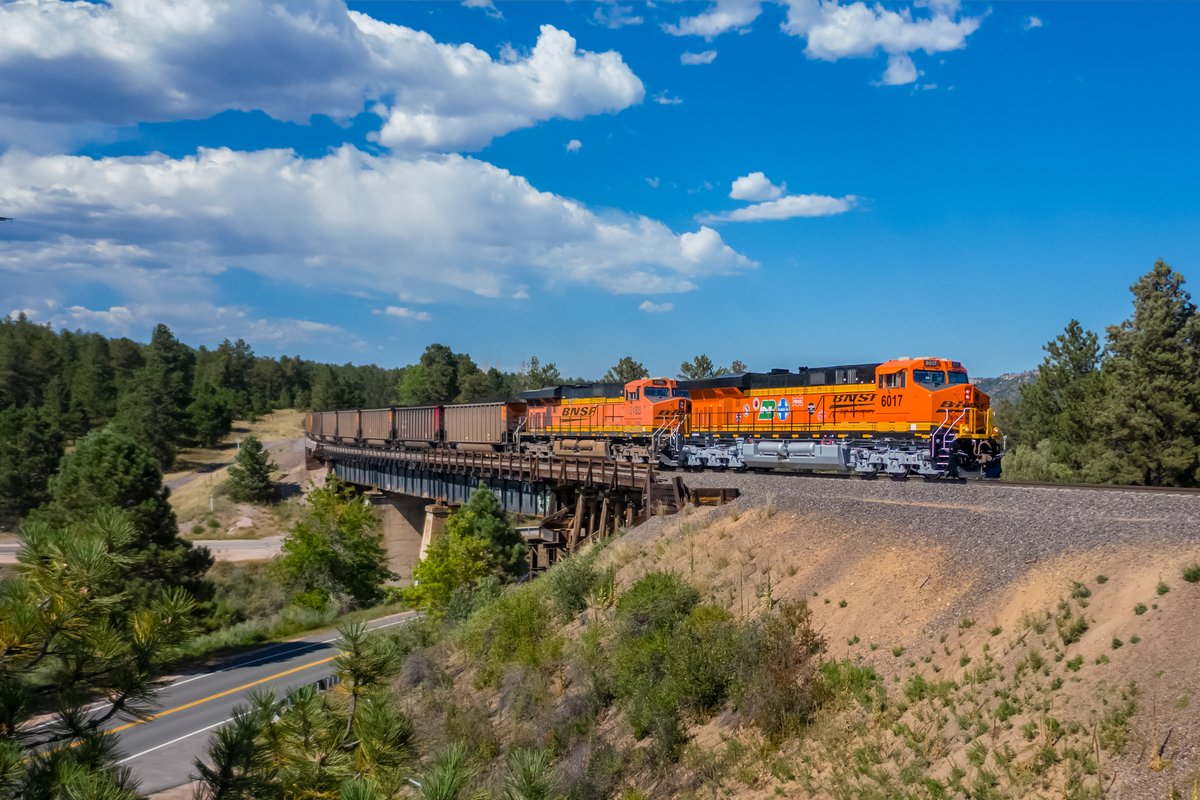844useonly's tweet photo. Happy Anniversary @BNSFRailway #celebrate #bnsf #25thanniversary #bnsf25thanniversary #bnsfheritageunit #railfan #train #travel #coloradotrains #Colorado #Transportation #logistics #larkspurcolorado #jointline #railway #movingamerica https://t.co/Xwzyw82umV