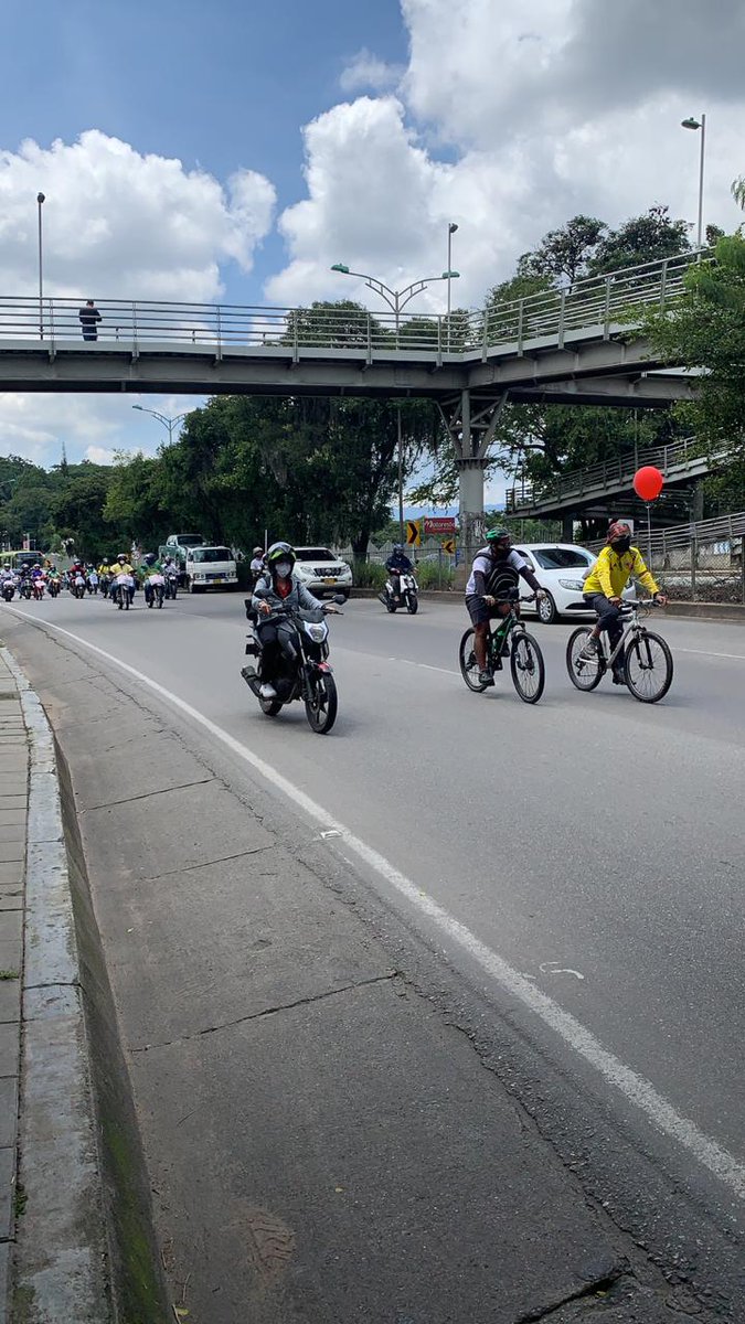 fecode's tweet photo. En Bucaramanga, también se movilizó la #Caravana7S 
En bicicletas, motos y vehículos, se unieron decenas de ciudadanos para apoyar la convocatoria de las centrales obreras y @fecode
Reporta @SindicatoSES https://t.co/VerdRaAXTg