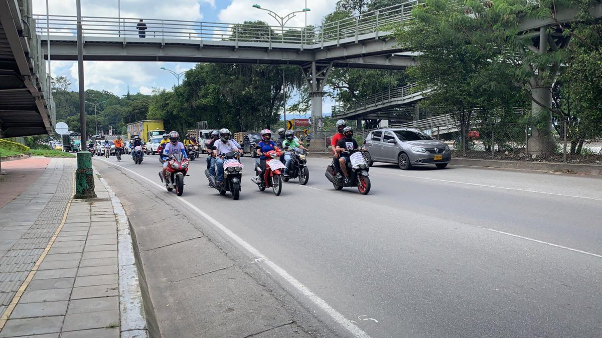 fecode's tweet photo. En Bucaramanga, también se movilizó la #Caravana7S 
En bicicletas, motos y vehículos, se unieron decenas de ciudadanos para apoyar la convocatoria de las centrales obreras y @fecode
Reporta @SindicatoSES https://t.co/VerdRaAXTg