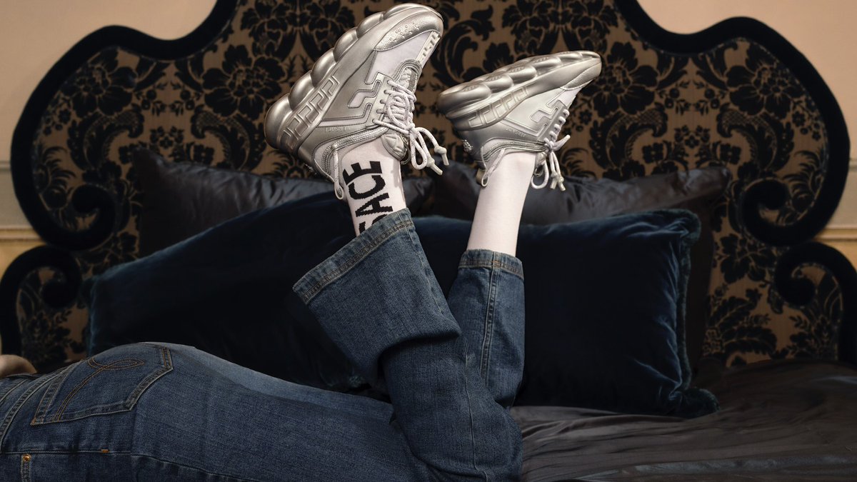 Versace's tweet photo. Kick back - #VersaceChainReaction sneakers in metallic finishes for #VersacePreFall20.
Shop the selection: https://t.co/mhhshAW0Na https://t.co/F0K2CXSKgh