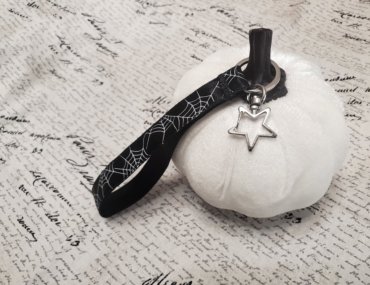 InForASpell's tweet photo. So happy with my wristlet photoshoot. Definitely overdue for some new pix.
Durable and sturdy keychains to hold all your skeleton keys and bobbles
πΈ https://t.co/H6R2ILp2gg
#InForASpell https://t.co/AlC8As0qjp