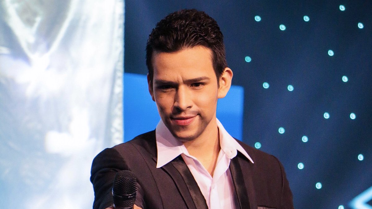 RayoEnLaBotella's tweet photo. Llegó el momento de ponernos románticos ❤️
¿A quién le dedicarías esta canción de “Marcos Llunas”? 😍🎙

#YoSoy @YoSoy_Peru @Latina_pe https://t.co/atKNB3tpLt