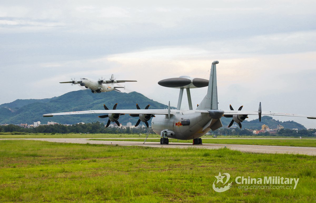 rajfortyseven's tweet photo. #China #STC #PLAN #PLANAF
Various HighNew platforms at #Lingshui AB.
HiRes pics.
That is where #US #EP3E #ARIESII signals intelligence aircraft was force landed on4/1/2001. https://t.co/iF4eIK4vtr