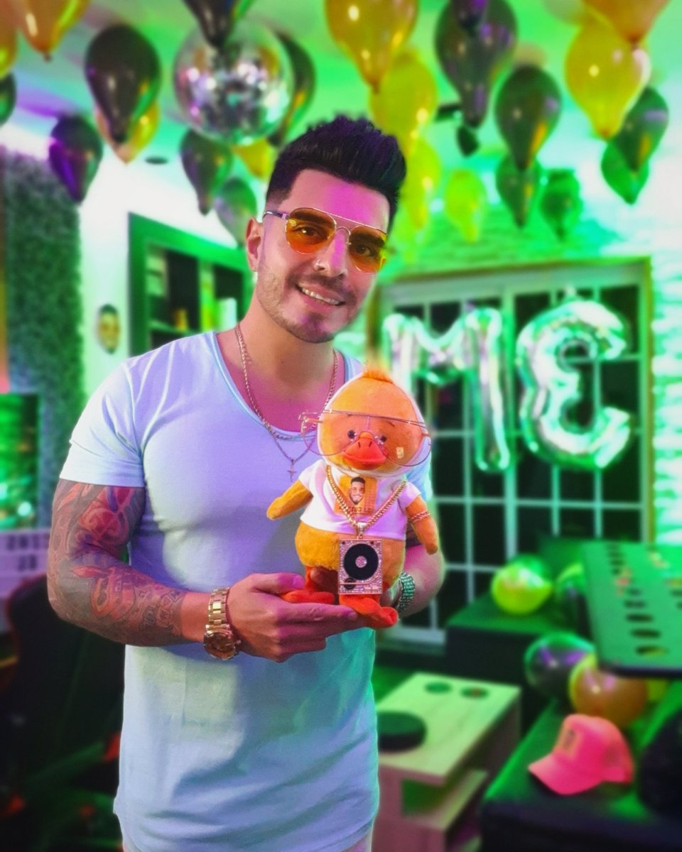CutterDj_Ok's tweet photo. No te compares con nadie, ten la cabeza bien en alta y recuerda; no eres ni mejor ni peor, simplemente eres tú y eso nadie lo puede superar. 

#djcutter #raulito #dj #felicidad #motivacion #frase #alegria https://t.co/BDIfh9ml90