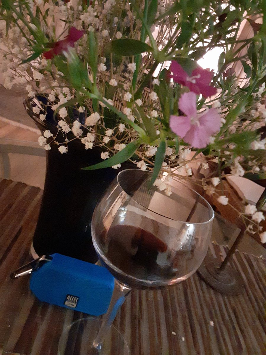 vickyzerolo's tweet photo. Musica , vino y flores .... indispensable! https://t.co/NkExch0H8E