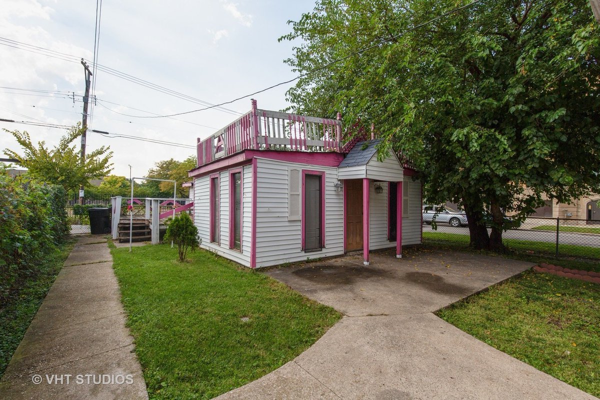 I'm actually genuinely in awe of this house, and I need someone to buy it and turn it into a writing retreat post-haste, please and thank you.