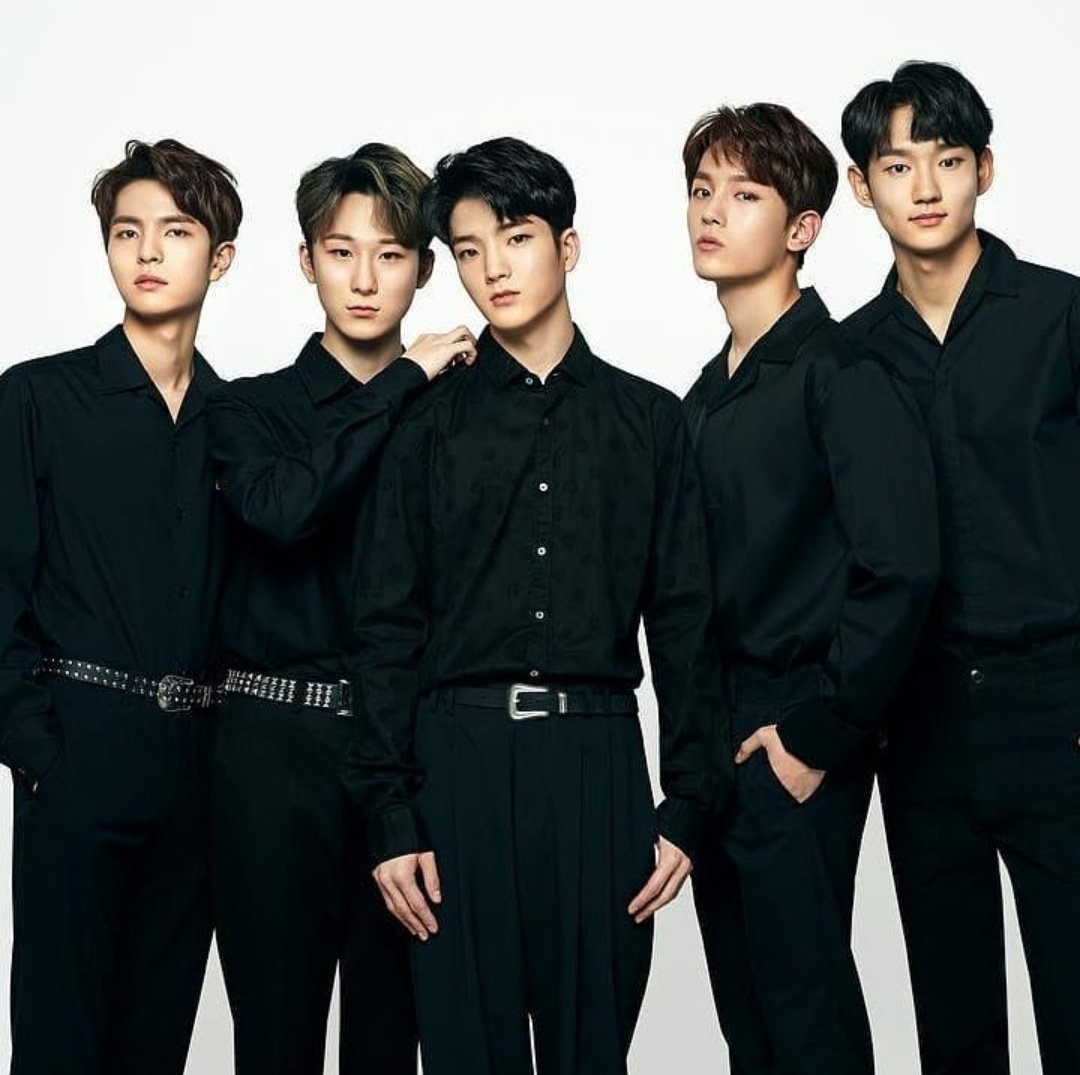 lulylovelyy's tweet photo. me olvidé de poner una foto de ellos dios perdón :(

#7deseptiembre #Clicks #BLINKSelcaDay #QuedateEnCasa #kpop #kband #bts #army #SUPPORTFORW24 @Band_W24hours https://t.co/bIVt697DZw